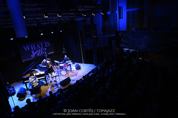 Dave Douglas Quartet (45è Festival Jazz Terrassa 2026 / Nova Jazz Cava, 2026-03-15 / Terrassa -Barcelona-) [I] Por Joan Cortès [INSTANTZZ AKA Galería fotográfica AKA Fotoblog de jazz, impro… y algo más] - Tomajazz - Dave Douglas Quartet actuó en el 45è Festival Jazz Terrassa 2026, en la mítica Nova Jazz Cava, el 15 de marzo de 2026. Joan Cortès lo retrata en INSTANTZZ. Dave Douglas Quartet son Dave Douglas, Marta Warelis, Ingebrigt Håker Flaten, Rudy Royston 