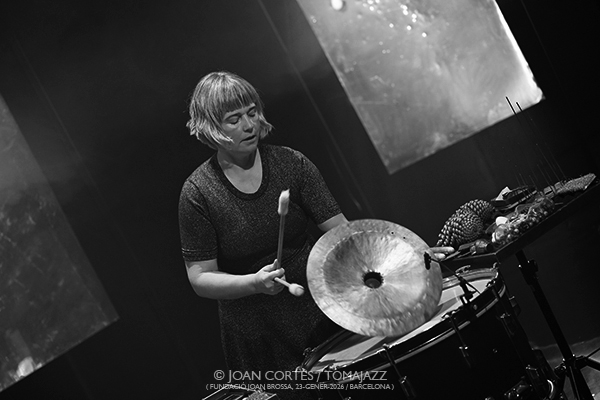 INSTANTZZ: Invierno Femenino 2025-26 (I) Por Joan Cortès [INSTANTZZ AKA Galería fotográfica AKA Fotoblog de jazz, impro… y algo más] - Tomajazz - Un clásico de Joan Cortés en Tomajazz son sus especiales Invierno Femenino, de 2025-26 en esta ocasión. Con Mayte Martín, Jordina Millà, Maria del Mar Bonet, Laia Puig, Agnès Balfegó-Celeste Alías-Neus Calaf, Veus Lliures, Núria Andorrà, Natsuko Sugao, Ester Quevedo, Anna Ferrer, Lucía la Bronce