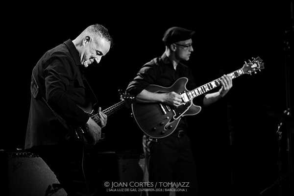 Pete Roth Trio featuring Bill Bruford (Luz de Gas, 2026-02-23 / Barcelona) Por Joan Cortès [INSTANTZZ AKA Galería fotográfica AKA Fotoblog de jazz, impro… y algo más] - Tomajazz - Pete Roth Trio featuring Bill Bruford actuó en Luz de Gas, el 23 de febrero de 2026. Joan Cortès lo retrata en INSTANTZZ. Con Pete Roth, Bill Bruford, Mike Pratt
