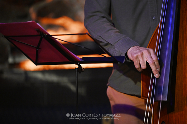 Rale Micic Trio (Jamboree-01, 2026-03-03 / Barcelona) Por Joan Cortès [INSTANTZZ AKA Galería fotográfica AKA Fotoblog de jazz, impro… y algo más] - Tomajazz - Rale Micic Trio actuó en Jamboree, Barceloa, el 3 de marzo de 2026. Joan Cortès lo retrata en INSTANTZZ. Rale Micic Trio son Rale Micic, Ugonna Okegwo, E.J. Strickland 