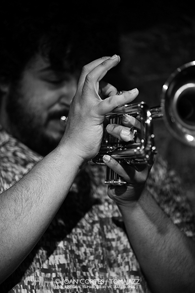 Adam O’Farrill Elephant (Jazz Cava, 2026-03-12 / Vic -Barcelona-) Por Joan Cortès [INSTANTZZ AKA Galería fotográfica AKA Fotoblog de jazz, impro… y algo más] - Tomajazz - Adam O’Farrill Elephant actuó en la Jazz Cava de VIc, el 12 de marzo de 2026-03. Joan Cortès lo retrata en INSTANTZZ. Adam O’Farrill Elephant son Adam O’Farrill, Yvonne Rogers, Walter Stinson, Russell Holzman 