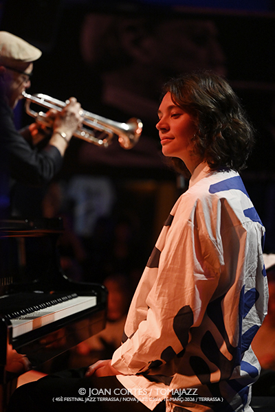 Dave Douglas Quartet (45è Festival Jazz Terrassa 2026 / Nova Jazz Cava, 2026-03-15 / Terrassa -Barcelona-) [I] Por Joan Cortès [INSTANTZZ AKA Galería fotográfica AKA Fotoblog de jazz, impro… y algo más] - Tomajazz - Dave Douglas Quartet actuó en el 45è Festival Jazz Terrassa 2026, en la mítica Nova Jazz Cava, el 15 de marzo de 2026. Joan Cortès lo retrata en INSTANTZZ. Dave Douglas Quartet son Dave Douglas, Marta Warelis, Ingebrigt Håker Flaten, Rudy Royston 