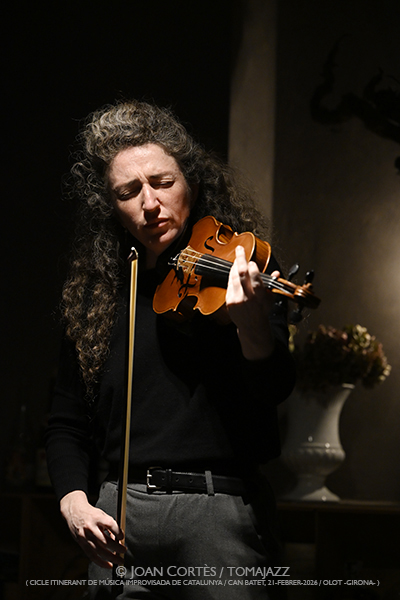 Luz Prado (CIMIC-2026 / Can Batet, 2026-02-21 / Olot -Girona-) [II] Por Joan Cortès [INSTANTZZ AKA Galería fotográfica AKA Fotoblog de jazz, impro… y algo más] - Tomajazz - Luz Prado actuó en CIMIC-2026 en Can Batet en Girona, el 21 de febrero de 2026. Joan Cortès INSTANTZZ