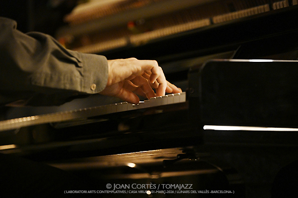 Max Villavecchia, piano solo (LAC -Laboratori Arts Contemplatives-, Casa Virupa, 2026-03-01 / Llinars -Barcelona-) Por Joan Cortès [INSTANTZZ AKA Galería fotográfica AKA Fotoblog de jazz, impro… y algo más] - Tomajazz - Max Villavecchia actuó en LAC -Laboratori Arts Contemplatives-, en Casa Virupa, en Llinars -Barcelona-, el 1 de marzo de 2026. Joan Cortès lo retrata en INSTANTZZ. Con Max Villavecchia,