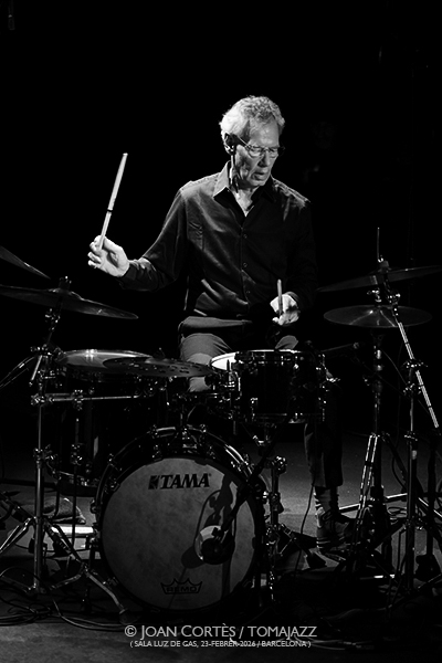Pete Roth Trio featuring Bill Bruford (Luz de Gas, 2026-02-23 / Barcelona) Por Joan Cortès [INSTANTZZ AKA Galería fotográfica AKA Fotoblog de jazz, impro… y algo más] - Tomajazz - Pete Roth Trio featuring Bill Bruford actuó en Luz de Gas, el 23 de febrero de 2026. Joan Cortès lo retrata en INSTANTZZ. Con Pete Roth, Bill Bruford, Mike Pratt