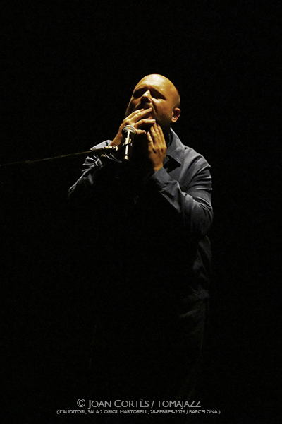 Raül Refree & Niño de Elche “Cru+es" (L’Auditori, Sala 2 Oriol Martorell, 2026-02-28 / Barcelona-) Por Joan Cortès [INSTANTZZ AKA Galería fotográfica AKA Fotoblog de jazz, impro… y algo más] - Tomajazz - Raül Refree & Niño de Elche “Cru+es" actuaron en L’Auditori de Barcelona, el día 28 de febrero de 2026. Joan Cortès lo retrata en INSTANTZZ