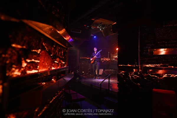 Rale Micic Trio (Jamboree-01, 2026-03-03 / Barcelona) Por Joan Cortès [INSTANTZZ AKA Galería fotográfica AKA Fotoblog de jazz, impro… y algo más] - Tomajazz - Rale Micic Trio actuó en Jamboree, Barceloa, el 3 de marzo de 2026. Joan Cortès lo retrata en INSTANTZZ. Rale Micic Trio son Rale Micic, Ugonna Okegwo, E.J. Strickland 
