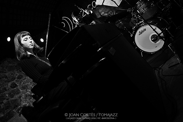 Adam O’Farrill Elephant (Jazz Cava, 2026-03-12 / Vic -Barcelona-) Por Joan Cortès [INSTANTZZ AKA Galería fotográfica AKA Fotoblog de jazz, impro… y algo más] - Tomajazz - Adam O’Farrill Elephant actuó en la Jazz Cava de VIc, el 12 de marzo de 2026-03. Joan Cortès lo retrata en INSTANTZZ. Adam O’Farrill Elephant son Adam O’Farrill, Yvonne Rogers, Walter Stinson, Russell Holzman 