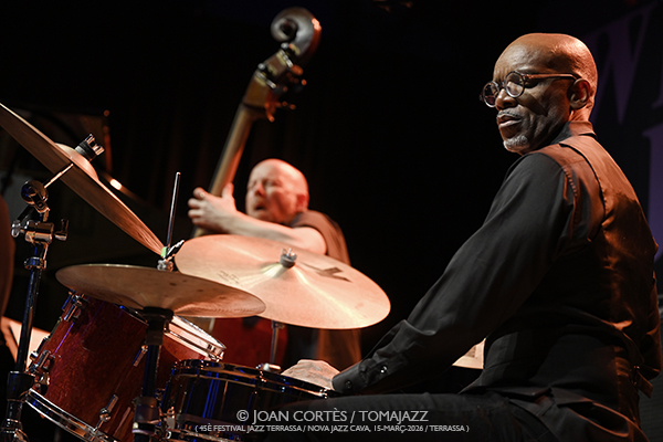 Dave Douglas Quartet (45è Festival Jazz Terrassa 2026 / Nova Jazz Cava, 2026-03-15 / Terrassa -Barcelona-) [I] Por Joan Cortès [INSTANTZZ AKA Galería fotográfica AKA Fotoblog de jazz, impro… y algo más] - Tomajazz - Dave Douglas Quartet actuó en el 45è Festival Jazz Terrassa 2026, en la mítica Nova Jazz Cava, el 15 de marzo de 2026. Joan Cortès lo retrata en INSTANTZZ. Dave Douglas Quartet son Dave Douglas, Marta Warelis, Ingebrigt Håker Flaten, Rudy Royston 
