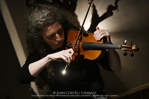 Luz Prado (CIMIC-2026 / Can Batet, 2026-02-21 / Olot -Girona-) [II] Por Joan Cortès [INSTANTZZ AKA Galería fotográfica AKA Fotoblog de jazz, impro… y algo más] - Tomajazz - Luz Prado actuó en CIMIC-2026 en Can Batet en Girona, el 21 de febrero de 2026. Joan Cortès INSTANTZZ