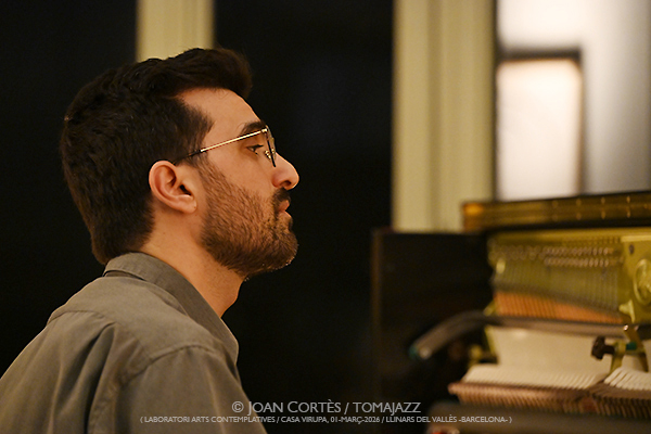 Max Villavecchia, piano solo (LAC -Laboratori Arts Contemplatives-, Casa Virupa, 2026-03-01 / Llinars -Barcelona-) Por Joan Cortès [INSTANTZZ AKA Galería fotográfica AKA Fotoblog de jazz, impro… y algo más] - Tomajazz - Max Villavecchia actuó en LAC -Laboratori Arts Contemplatives-, en Casa Virupa, en Llinars -Barcelona-, el 1 de marzo de 2026. Joan Cortès lo retrata en INSTANTZZ. Con Max Villavecchia,