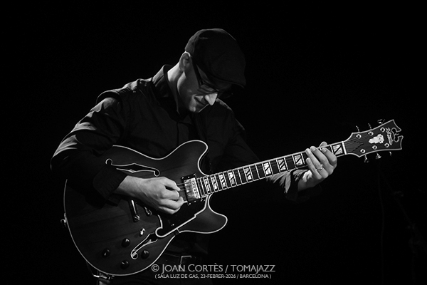 Pete Roth Trio featuring Bill Bruford (Luz de Gas, 2026-02-23 / Barcelona) Por Joan Cortès [INSTANTZZ AKA Galería fotográfica AKA Fotoblog de jazz, impro… y algo más] - Tomajazz - Pete Roth Trio featuring Bill Bruford actuó en Luz de Gas, el 23 de febrero de 2026. Joan Cortès lo retrata en INSTANTZZ. Con Pete Roth, Bill Bruford, Mike Pratt