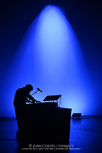Raül Refree & Niño de Elche “Cru+es" (L’Auditori, Sala 2 Oriol Martorell, 2026-02-28 / Barcelona-) Por Joan Cortès [INSTANTZZ AKA Galería fotográfica AKA Fotoblog de jazz, impro… y algo más] - Tomajazz - Raül Refree & Niño de Elche “Cru+es" actuaron en L’Auditori de Barcelona, el día 28 de febrero de 2026. Joan Cortès lo retrata en INSTANTZZ