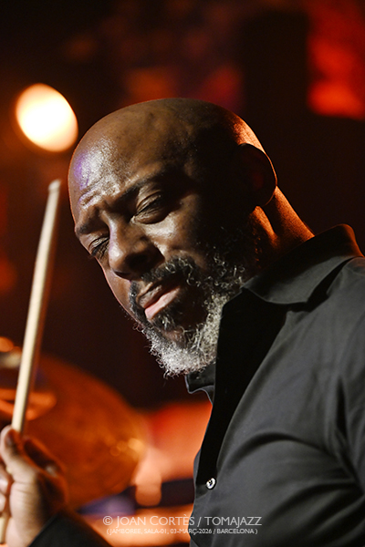 Rale Micic Trio (Jamboree-01, 2026-03-03 / Barcelona) Por Joan Cortès [INSTANTZZ AKA Galería fotográfica AKA Fotoblog de jazz, impro… y algo más] - Tomajazz - Rale Micic Trio actuó en Jamboree, Barceloa, el 3 de marzo de 2026. Joan Cortès lo retrata en INSTANTZZ. Rale Micic Trio son Rale Micic, Ugonna Okegwo, E.J. Strickland 