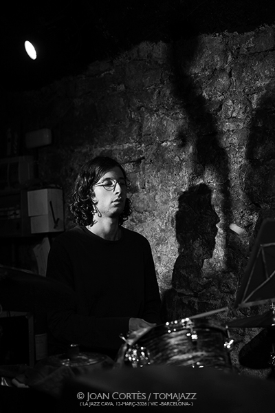 Adam O’Farrill Elephant (Jazz Cava, 2026-03-12 / Vic -Barcelona-) Por Joan Cortès [INSTANTZZ AKA Galería fotográfica AKA Fotoblog de jazz, impro… y algo más] - Tomajazz - Adam O’Farrill Elephant actuó en la Jazz Cava de VIc, el 12 de marzo de 2026-03. Joan Cortès lo retrata en INSTANTZZ. Adam O’Farrill Elephant son Adam O’Farrill, Yvonne Rogers, Walter Stinson, Russell Holzman 