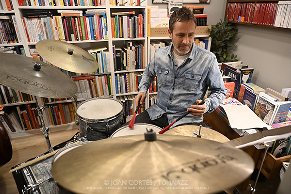 David Mengual Maitia (Sangarra / Llibreria Strogoff, 2026-02-19 / La Garriga -Barcelona-) Por Joan Cortès [INSTANTZZ AKA Galería fotográfica AKA Fotoblog de jazz, impro… y algo más] - Tomajazz - David Mengual Maitia actuó en la Llibreria Strogoff, de La Garriga, Barcelona, el 19 de febrero de 2026. Joan Cortès lo retrata en NSTANTZZ. David Mengual Maitia son David Mengual, Joan Mas, Marc Cuevas, Oriol Roca 