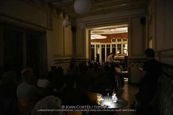 Max Villavecchia, piano solo (LAC -Laboratori Arts Contemplatives-, Casa Virupa, 2026-03-01 / Llinars -Barcelona-) Por Joan Cortès [INSTANTZZ AKA Galería fotográfica AKA Fotoblog de jazz, impro… y algo más] - Tomajazz - Max Villavecchia actuó en LAC -Laboratori Arts Contemplatives-, en Casa Virupa, en Llinars -Barcelona-, el 1 de marzo de 2026. Joan Cortès lo retrata en INSTANTZZ. Con Max Villavecchia,