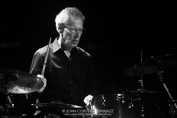 Pete Roth Trio featuring Bill Bruford (Luz de Gas, 2026-02-23 / Barcelona) Por Joan Cortès [INSTANTZZ AKA Galería fotográfica AKA Fotoblog de jazz, impro… y algo más] - Tomajazz - Pete Roth Trio featuring Bill Bruford actuó en Luz de Gas, el 23 de febrero de 2026. Joan Cortès lo retrata en INSTANTZZ. Con Pete Roth, Bill Bruford, Mike Pratt