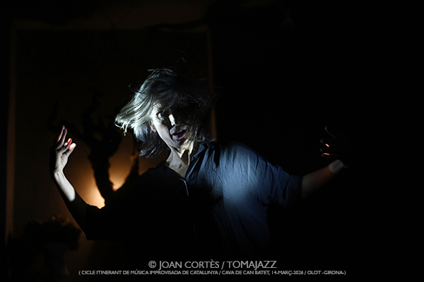 Constanza Brncic & Nuno Rebelo (CIMIC-2026 / Can Batet, 2026-03-14 / Olot -Girona-) [III] Por Joan Cortès [INSTANTZZ AKA Galería fotográfica AKA Fotoblog de jazz, impro… y algo más] - Tomajazz - Constanza Brncic & Nuno Rebelo actuaron en CIMIC-2026 en Olot, Girona, el 14 de marzo de 2016. Joan Cortès lo retrata en INSTANTZZ