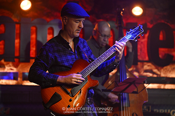 Rale Micic Trio (Jamboree-01, 2026-03-03 / Barcelona) Por Joan Cortès [INSTANTZZ AKA Galería fotográfica AKA Fotoblog de jazz, impro… y algo más] - Tomajazz - Rale Micic Trio actuó en Jamboree, Barceloa, el 3 de marzo de 2026. Joan Cortès lo retrata en INSTANTZZ. Rale Micic Trio son Rale Micic, Ugonna Okegwo, E.J. Strickland 