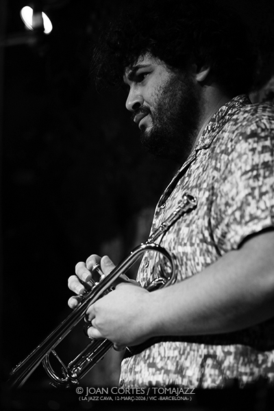 Adam O’Farrill Elephant (Jazz Cava, 2026-03-12 / Vic -Barcelona-) Por Joan Cortès [INSTANTZZ AKA Galería fotográfica AKA Fotoblog de jazz, impro… y algo más] - Tomajazz - Adam O’Farrill Elephant actuó en la Jazz Cava de VIc, el 12 de marzo de 2026-03. Joan Cortès lo retrata en INSTANTZZ. Adam O’Farrill Elephant son Adam O’Farrill, Yvonne Rogers, Walter Stinson, Russell Holzman 