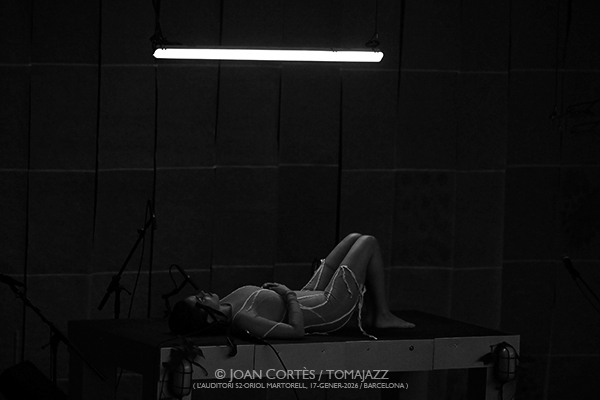 INSTANTZZ: Invierno Femenino 2025-26 (I) Por Joan Cortès [INSTANTZZ AKA Galería fotográfica AKA Fotoblog de jazz, impro… y algo más] - Tomajazz - Un clásico de Joan Cortés en Tomajazz son sus especiales Invierno Femenino, de 2025-26 en esta ocasión. Con Mayte Martín, Jordina Millà, Maria del Mar Bonet, Laia Puig, Agnès Balfegó-Celeste Alías-Neus Calaf, Veus Lliures, Núria Andorrà, Natsuko Sugao, Ester Quevedo, Anna Ferrer, Lucía la Bronce