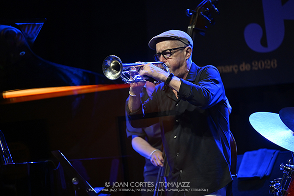 Dave Douglas Quartet (45è Festival Jazz Terrassa 2026 / Nova Jazz Cava, 2026-03-15 / Terrassa -Barcelona-) [I] Por Joan Cortès [INSTANTZZ AKA Galería fotográfica AKA Fotoblog de jazz, impro… y algo más] - Tomajazz - Dave Douglas Quartet actuó en el 45è Festival Jazz Terrassa 2026, en la mítica Nova Jazz Cava, el 15 de marzo de 2026. Joan Cortès lo retrata en INSTANTZZ. Dave Douglas Quartet son Dave Douglas, Marta Warelis, Ingebrigt Håker Flaten, Rudy Royston 