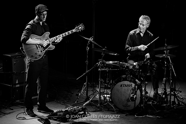 Pete Roth Trio featuring Bill Bruford (Luz de Gas, 2026-02-23 / Barcelona) Por Joan Cortès [INSTANTZZ AKA Galería fotográfica AKA Fotoblog de jazz, impro… y algo más] - Tomajazz - Pete Roth Trio featuring Bill Bruford actuó en Luz de Gas, el 23 de febrero de 2026. Joan Cortès lo retrata en INSTANTZZ. Con Pete Roth, Bill Bruford, Mike Pratt