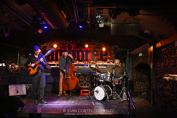 Rale Micic Trio (Jamboree-01, 2026-03-03 / Barcelona) Por Joan Cortès [INSTANTZZ AKA Galería fotográfica AKA Fotoblog de jazz, impro… y algo más] - Tomajazz - Rale Micic Trio actuó en Jamboree, Barceloa, el 3 de marzo de 2026. Joan Cortès lo retrata en INSTANTZZ. Rale Micic Trio son Rale Micic, Ugonna Okegwo, E.J. Strickland 