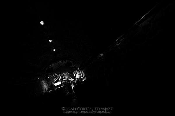 Adam O’Farrill Elephant (Jazz Cava, 2026-03-12 / Vic -Barcelona-) Por Joan Cortès [INSTANTZZ AKA Galería fotográfica AKA Fotoblog de jazz, impro… y algo más] - Tomajazz - Adam O’Farrill Elephant actuó en la Jazz Cava de VIc, el 12 de marzo de 2026-03. Joan Cortès lo retrata en INSTANTZZ. Adam O’Farrill Elephant son Adam O’Farrill, Yvonne Rogers, Walter Stinson, Russell Holzman 