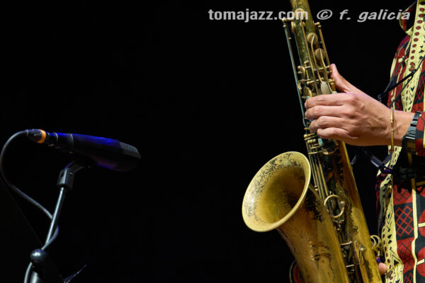 Abe Rábade (Ciclo Jaca Club de Jazz 2026. Palacio de Congresos, Jaca. 2026-03-21) Por Fabio Galicia [INSTANTZZ AKA Galería fotográfica AKA Fotoblog de jazz, impro… y algo más] - Tomajazz - Abe Rábade actuó en el Ciclo Jaca Club de Jazz 2026, el 21 de marzo de 2026. Fabio Galicia lo retrata en INSTANTZZ. Actuaron Abe Rábade y Ariel Brínguez