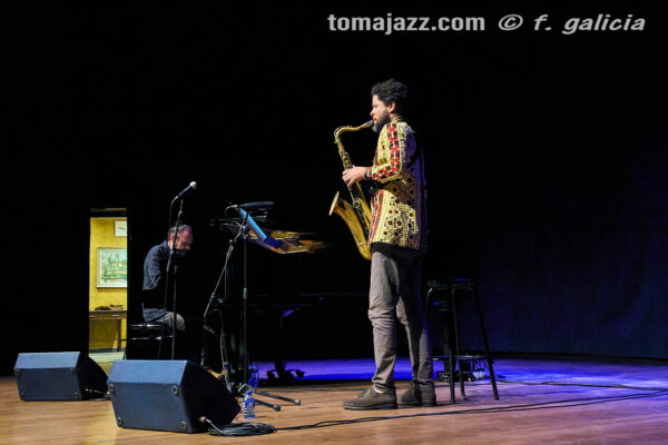 Abe Rábade (Ciclo Jaca Club de Jazz 2026. Palacio de Congresos, Jaca. 2026-03-21) Por Fabio Galicia [INSTANTZZ AKA Galería fotográfica AKA Fotoblog de jazz, impro… y algo más] - Tomajazz - Abe Rábade actuó en el Ciclo Jaca Club de Jazz 2026, el 21 de marzo de 2026. Fabio Galicia lo retrata en INSTANTZZ. Actuaron Abe Rábade y Ariel Brínguez
