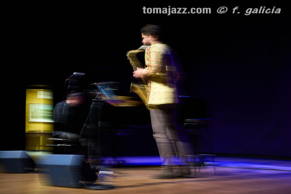 Abe Rábade (Ciclo Jaca Club de Jazz 2026. Palacio de Congresos, Jaca. 2026-03-21) Por Fabio Galicia [INSTANTZZ AKA Galería fotográfica AKA Fotoblog de jazz, impro… y algo más] - Tomajazz - Abe Rábade actuó en el Ciclo Jaca Club de Jazz 2026, el 21 de marzo de 2026. Fabio Galicia lo retrata en INSTANTZZ. Actuaron Abe Rábade y Ariel Brínguez
