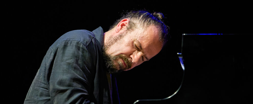 Abe Rábade (Ciclo Jaca Club de Jazz 2026. Palacio de Congresos, Jaca. 2026-03-21) Por Fabio Galicia [INSTANTZZ AKA Galería fotográfica AKA Fotoblog de jazz, impro… y algo más] - Tomajazz - Abe Rábade actuó en el Ciclo Jaca Club de Jazz 2026, el 21 de marzo de 2026. Fabio Galicia lo retrata en INSTANTZZ. Actuaron Abe Rábade y Ariel Brínguez