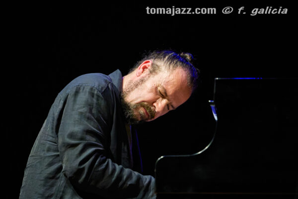 Abe Rábade (Ciclo Jaca Club de Jazz 2026. Palacio de Congresos, Jaca. 2026-03-21) Por Fabio Galicia [INSTANTZZ AKA Galería fotográfica AKA Fotoblog de jazz, impro… y algo más] - Tomajazz - Abe Rábade actuó en el Ciclo Jaca Club de Jazz 2026, el 21 de marzo de 2026. Fabio Galicia lo retrata en INSTANTZZ. Actuaron Abe Rábade y Ariel Brínguez