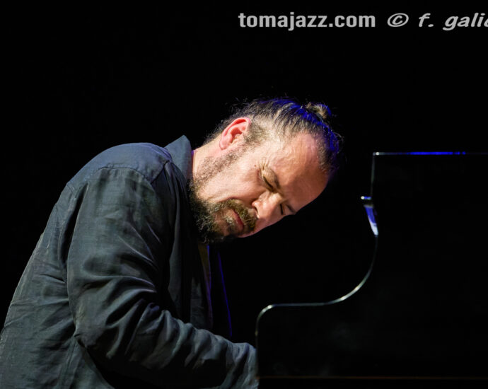 Abe Rábade (Ciclo Jaca Club de Jazz 2026. Palacio de Congresos, Jaca. 2026-03-21) Por Fabio Galicia [INSTANTZZ AKA Galería fotográfica AKA Fotoblog de jazz, impro… y algo más] - Tomajazz - Abe Rábade actuó en el Ciclo Jaca Club de Jazz 2026, el 21 de marzo de 2026. Fabio Galicia lo retrata en INSTANTZZ. Actuaron Abe Rábade y Ariel Brínguez