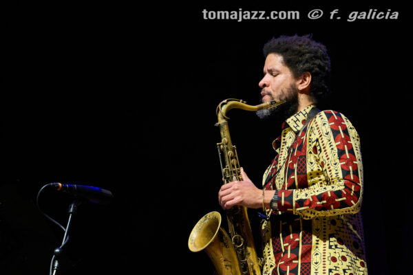 Abe Rábade (Ciclo Jaca Club de Jazz 2026. Palacio de Congresos, Jaca. 2026-03-21) Por Fabio Galicia [INSTANTZZ AKA Galería fotográfica AKA Fotoblog de jazz, impro… y algo más] - Tomajazz - Abe Rábade actuó en el Ciclo Jaca Club de Jazz 2026, el 21 de marzo de 2026. Fabio Galicia lo retrata en INSTANTZZ. Actuaron Abe Rábade y Ariel Brínguez