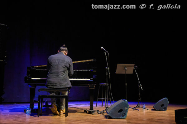 Abe Rábade (Ciclo Jaca Club de Jazz 2026. Palacio de Congresos, Jaca. 2026-03-21) Por Fabio Galicia [INSTANTZZ AKA Galería fotográfica AKA Fotoblog de jazz, impro… y algo más] - Tomajazz - Abe Rábade actuó en el Ciclo Jaca Club de Jazz 2026, el 21 de marzo de 2026. Fabio Galicia lo retrata en INSTANTZZ. Actuaron Abe Rábade y Ariel Brínguez