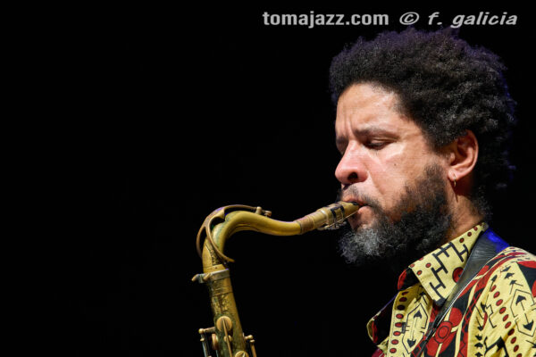 Abe Rábade (Ciclo Jaca Club de Jazz 2026. Palacio de Congresos, Jaca. 2026-03-21) Por Fabio Galicia [INSTANTZZ AKA Galería fotográfica AKA Fotoblog de jazz, impro… y algo más] - Tomajazz - Abe Rábade actuó en el Ciclo Jaca Club de Jazz 2026, el 21 de marzo de 2026. Fabio Galicia lo retrata en INSTANTZZ. Actuaron Abe Rábade y Ariel Brínguez