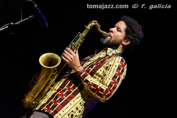 Abe Rábade (Ciclo Jaca Club de Jazz 2026. Palacio de Congresos, Jaca. 2026-03-21) Por Fabio Galicia [INSTANTZZ AKA Galería fotográfica AKA Fotoblog de jazz, impro… y algo más] - Tomajazz - Abe Rábade actuó en el Ciclo Jaca Club de Jazz 2026, el 21 de marzo de 2026. Fabio Galicia lo retrata en INSTANTZZ. Actuaron Abe Rábade y Ariel Brínguez