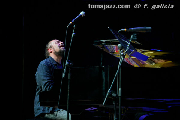 Abe Rábade (Ciclo Jaca Club de Jazz 2026. Palacio de Congresos, Jaca. 2026-03-21) Por Fabio Galicia [INSTANTZZ AKA Galería fotográfica AKA Fotoblog de jazz, impro… y algo más] - Tomajazz - Abe Rábade actuó en el Ciclo Jaca Club de Jazz 2026, el 21 de marzo de 2026. Fabio Galicia lo retrata en INSTANTZZ. Actuaron Abe Rábade y Ariel Brínguez