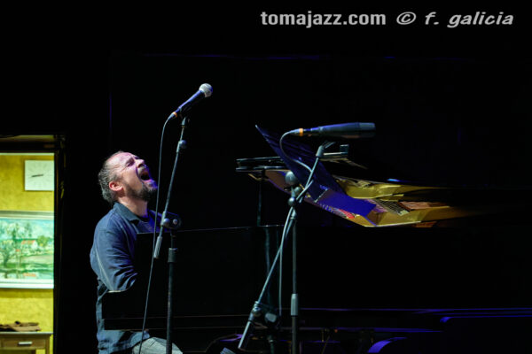 Abe Rábade (Ciclo Jaca Club de Jazz 2026. Palacio de Congresos, Jaca. 2026-03-21) Por Fabio Galicia [INSTANTZZ AKA Galería fotográfica AKA Fotoblog de jazz, impro… y algo más] - Tomajazz - Abe Rábade actuó en el Ciclo Jaca Club de Jazz 2026, el 21 de marzo de 2026. Fabio Galicia lo retrata en INSTANTZZ. Actuaron Abe Rábade y Ariel Brínguez