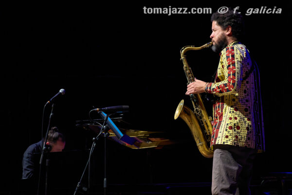 Abe Rábade (Ciclo Jaca Club de Jazz 2026. Palacio de Congresos, Jaca. 2026-03-21) Por Fabio Galicia [INSTANTZZ AKA Galería fotográfica AKA Fotoblog de jazz, impro… y algo más] - Tomajazz - Abe Rábade actuó en el Ciclo Jaca Club de Jazz 2026, el 21 de marzo de 2026. Fabio Galicia lo retrata en INSTANTZZ. Actuaron Abe Rábade y Ariel Brínguez
