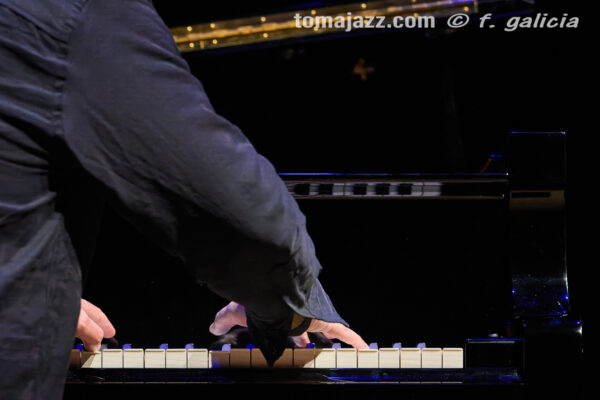 Abe Rábade (Ciclo Jaca Club de Jazz 2026. Palacio de Congresos, Jaca. 2026-03-21) Por Fabio Galicia [INSTANTZZ AKA Galería fotográfica AKA Fotoblog de jazz, impro… y algo más] - Tomajazz - Abe Rábade actuó en el Ciclo Jaca Club de Jazz 2026, el 21 de marzo de 2026. Fabio Galicia lo retrata en INSTANTZZ. Actuaron Abe Rábade y Ariel Brínguez