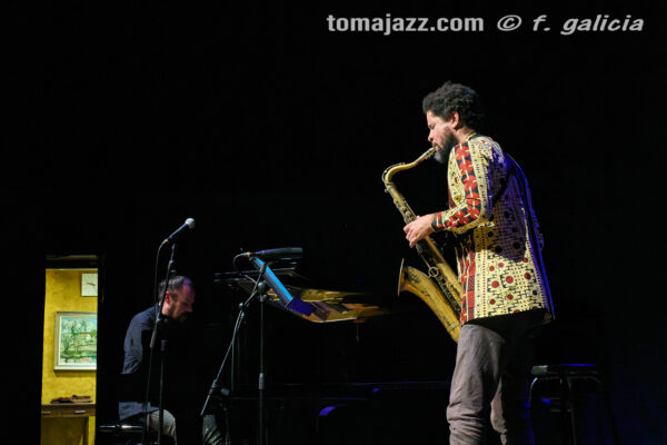 Abe Rábade (Ciclo Jaca Club de Jazz 2026. Palacio de Congresos, Jaca. 2026-03-21) Por Fabio Galicia [INSTANTZZ AKA Galería fotográfica AKA Fotoblog de jazz, impro… y algo más] - Tomajazz - Abe Rábade actuó en el Ciclo Jaca Club de Jazz 2026, el 21 de marzo de 2026. Fabio Galicia lo retrata en INSTANTZZ. Actuaron Abe Rábade y Ariel Brínguez