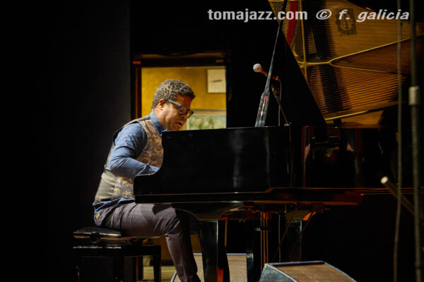 Iván Lewis Trío “Luces y sombras” (Ciclo Jaca Club de Jazz 2026. Palacio de Congresos, Jaca. 2026-03-28) Por Fabio Galicia [INSTANTZZ AKA Galería fotográfica AKA Fotoblog de jazz, impro… y algo más] - Tomajazz - Iván Lewis Trío “Luces y sombras” actuó en el Ciclo Jaca Club de Jazz 2026, el 28 de marzo de 2026. Fabio Galicia lo retrata en INSTANTZZ. Actuaron