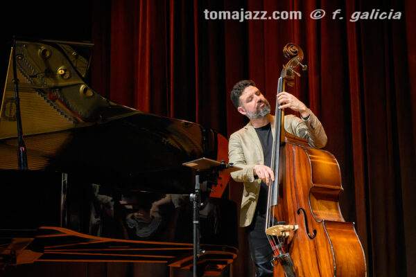 Iván Lewis Trío “Luces y sombras” (Ciclo Jaca Club de Jazz 2026. Palacio de Congresos, Jaca. 2026-03-28) Por Fabio Galicia [INSTANTZZ AKA Galería fotográfica AKA Fotoblog de jazz, impro… y algo más] - Tomajazz - Iván Lewis Trío “Luces y sombras” actuó en el Ciclo Jaca Club de Jazz 2026, el 28 de marzo de 2026. Fabio Galicia lo retrata en INSTANTZZ. Actuaron