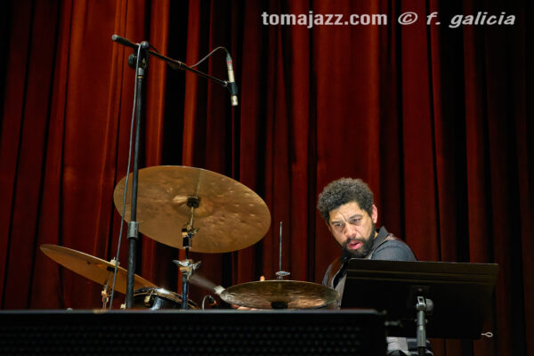 Iván Lewis Trío “Luces y sombras” (Ciclo Jaca Club de Jazz 2026. Palacio de Congresos, Jaca. 2026-03-28) Por Fabio Galicia [INSTANTZZ AKA Galería fotográfica AKA Fotoblog de jazz, impro… y algo más] - Tomajazz - Iván Lewis Trío “Luces y sombras” actuó en el Ciclo Jaca Club de Jazz 2026, el 28 de marzo de 2026. Fabio Galicia lo retrata en INSTANTZZ. Actuaron