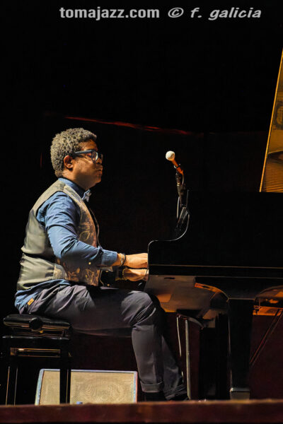 Iván Lewis Trío “Luces y sombras” (Ciclo Jaca Club de Jazz 2026. Palacio de Congresos, Jaca. 2026-03-28) Por Fabio Galicia [INSTANTZZ AKA Galería fotográfica AKA Fotoblog de jazz, impro… y algo más] - Tomajazz - Iván Lewis Trío “Luces y sombras” actuó en el Ciclo Jaca Club de Jazz 2026, el 28 de marzo de 2026. Fabio Galicia lo retrata en INSTANTZZ. Actuaron