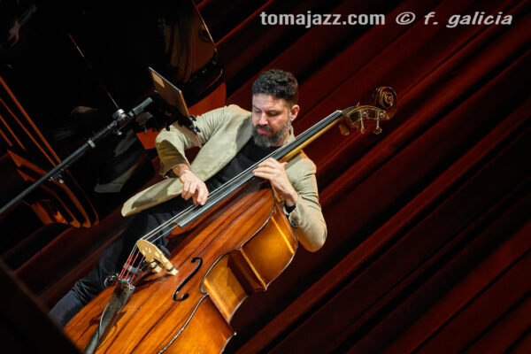 Iván Lewis Trío “Luces y sombras” (Ciclo Jaca Club de Jazz 2026. Palacio de Congresos, Jaca. 2026-03-28) Por Fabio Galicia [INSTANTZZ AKA Galería fotográfica AKA Fotoblog de jazz, impro… y algo más] - Tomajazz - Iván Lewis Trío “Luces y sombras” actuó en el Ciclo Jaca Club de Jazz 2026, el 28 de marzo de 2026. Fabio Galicia lo retrata en INSTANTZZ. Actuaron